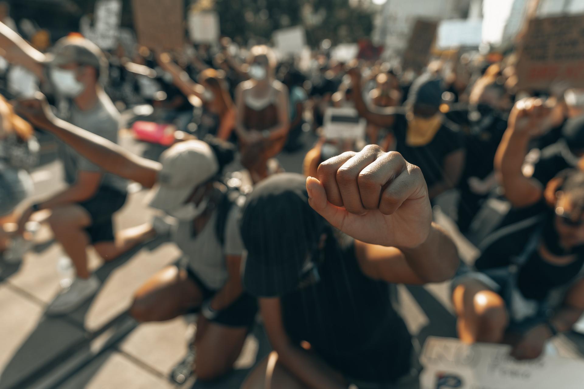 الانتفاضة بين بعدي الديمقراطية والعنف الثوري